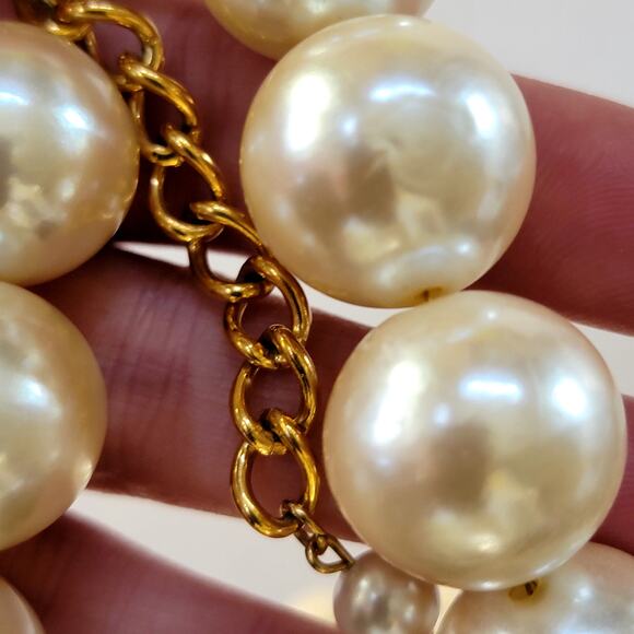 Elegant Large Faux Pearl Necklace with Gold Tone Clasp Classic Vintage Jewelry - Picture 9 of 10